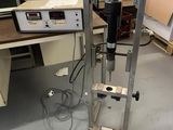 une machine posée sur une table dans une pièce