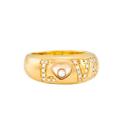 un gros plan d'une bague en or ornée d'un cœur et de diamants