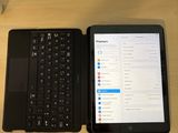 une tablette et un ordinateur portable posés l'un à côté de l'autre sur un bureau