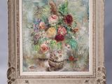 tableau représentant un vase de fleurs posé sur un chevalet, sur fond bleu