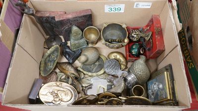 Un carton comprenant deux boules de Geisha , des petits suje… - Photo 1