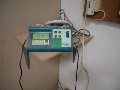 un appareil électronique posé sur une table