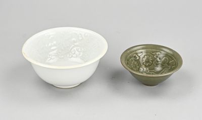 deux bols blancs et verts posés l'un à côté de l'autre sur une table