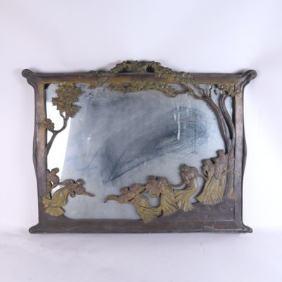 un miroir accroché au mur sur lequel est représenté un tableau