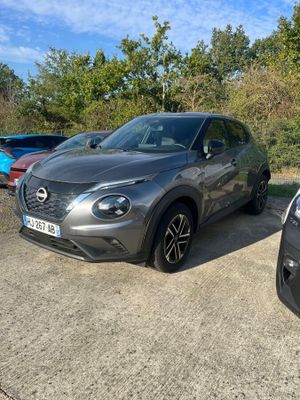 deux voitures garées l'une à côté de l'autre dans un parking