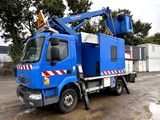 un camion bleu équipé d'une grue à l'arrière