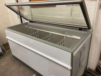 VENTE SUR DESIGNATION - LOT 9 - Deux congélateurs / coffres dessus vit - Photo 1