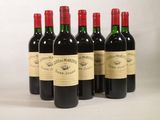 six bouteilles de vin sont alignées sur une surface blanche