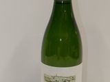 une bouteille de vin posée sur une table