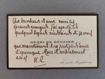 une photo d'une plaque sur laquelle est gravé un poème