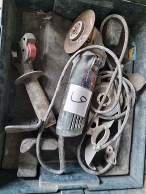 une boîte remplie d'outils posés sur le sol