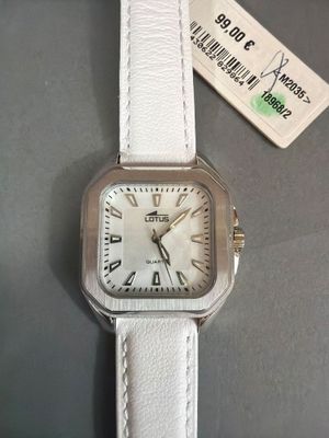 une image d'un gros plan d'une montre-bracelet sur une table
