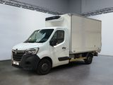 un camion blanc garé à l'intérieur d'un bâtiment