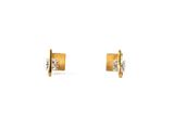 une paire de boucles d'oreilles en or et diamants sur fond blanc