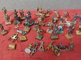 tout un tas de figurines posées sur une table rouge