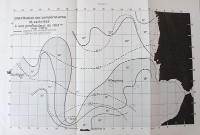 un livre contenant une carte des terres et une carte de l'océan