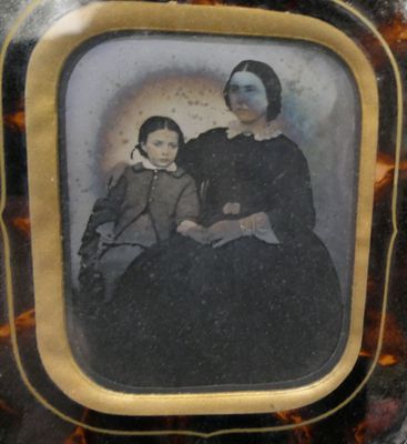 une photo d'une femme et d'un enfant dans un cadre