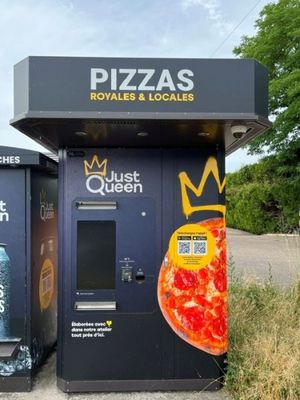 deux distributeurs automatiques situés l'un à côté de l'autre au bord de la route