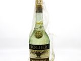 une bouteille de bière posée sur une table