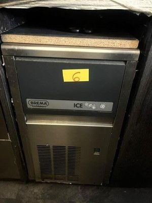 une photo d'une machine à glaçons dans une cuisine