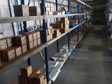 de nombreux cartons sur les étagères de l'entrepôt