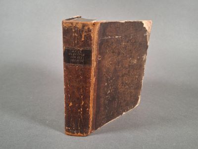 un vieux livre posé sur une table