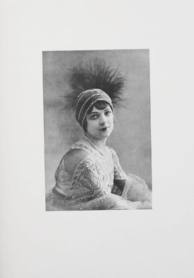 une vieille photo en noir et blanc représentant une femme portant un chapeau à plumes