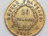 Gros plan sur une pièce d'or ornée d'une couronne.