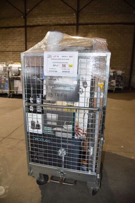 un chariot contenant beaucoup d'articles dans un entrepôt