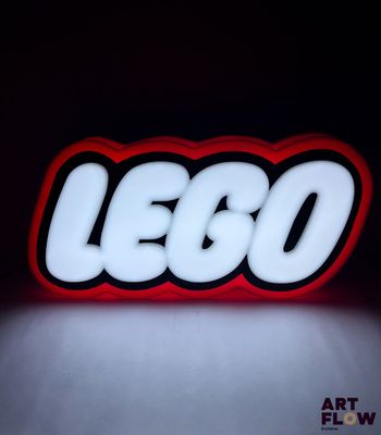Le logo Lego s'illumine dans l'obscurité d'une lumière rouge.
