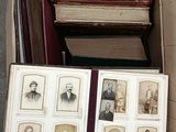 une boîte remplie de vieilles photos d'hommes et de femmes