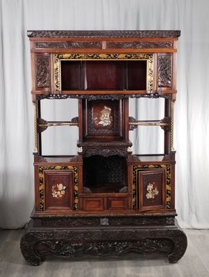 l'image d'une armoire en bois surmontée d'un miroir