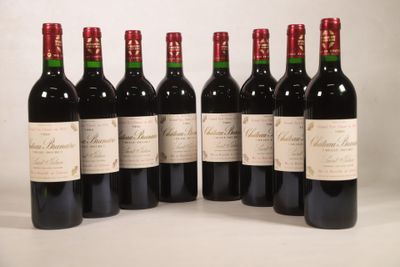 six bouteilles de vin alignées sur une table