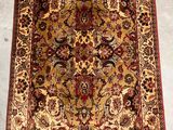 un grand tapis oriental à motifs floraux sur fond beige