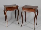 paire de tables d'appoint anciennes en acajou, avec des pieds tournés