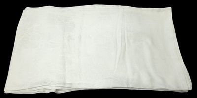 plusieurs serviettes blanches empilées les unes sur les autres sur un fond noir
