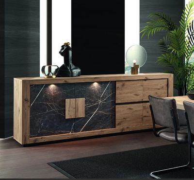 une salle à manger avec une table, des chaises et un grand miroir