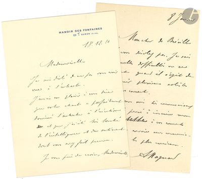deux vieilles lettres sont posées sur une feuille de papier