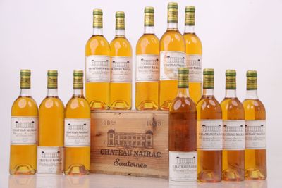 plusieurs bouteilles de vin posées à côté d'une caisse en bois sur une table