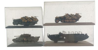 quatre modèles différents de véhicules militaires dans une vitrine