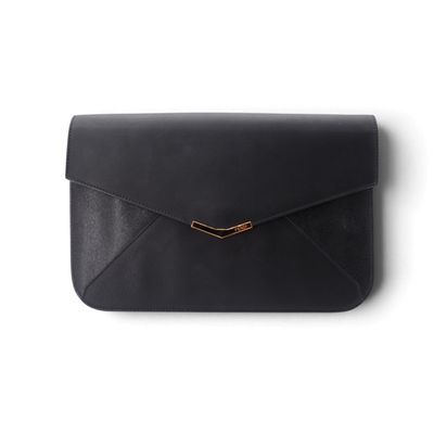 un sac enveloppe en cuir noir avec un fermoir doré