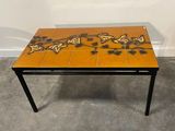 une petite table ornée d'un motif en carreaux