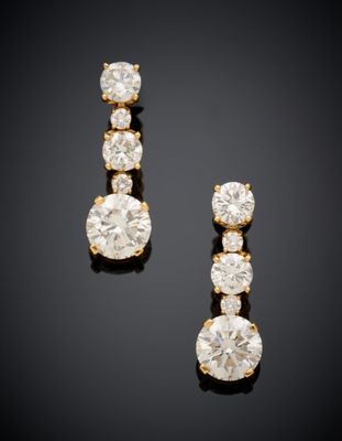 une paire de boucles d'oreilles en diamant