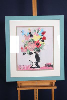 une photo d'une photo représentant un chat avec des fleurs dans un vase