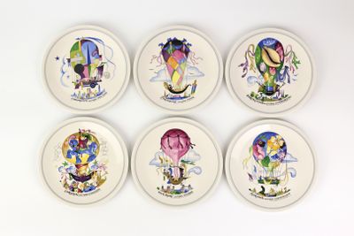 six assiettes à motifs différents posées sur une surface blanche