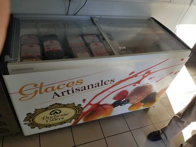 un homme debout devant une machine à glaces