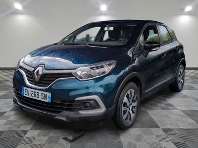 une voiture bleue garée dans un garage au sol en damier