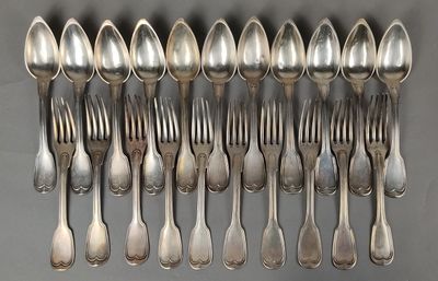 Dix couverts et une cuillère en argent, modèle à filet. - Photo 1