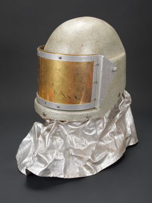 une image représentant un casque surmonté d'un casque doré
