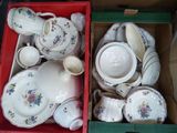 une boîte rouge contenant tout un tas d'assiettes et de tasses